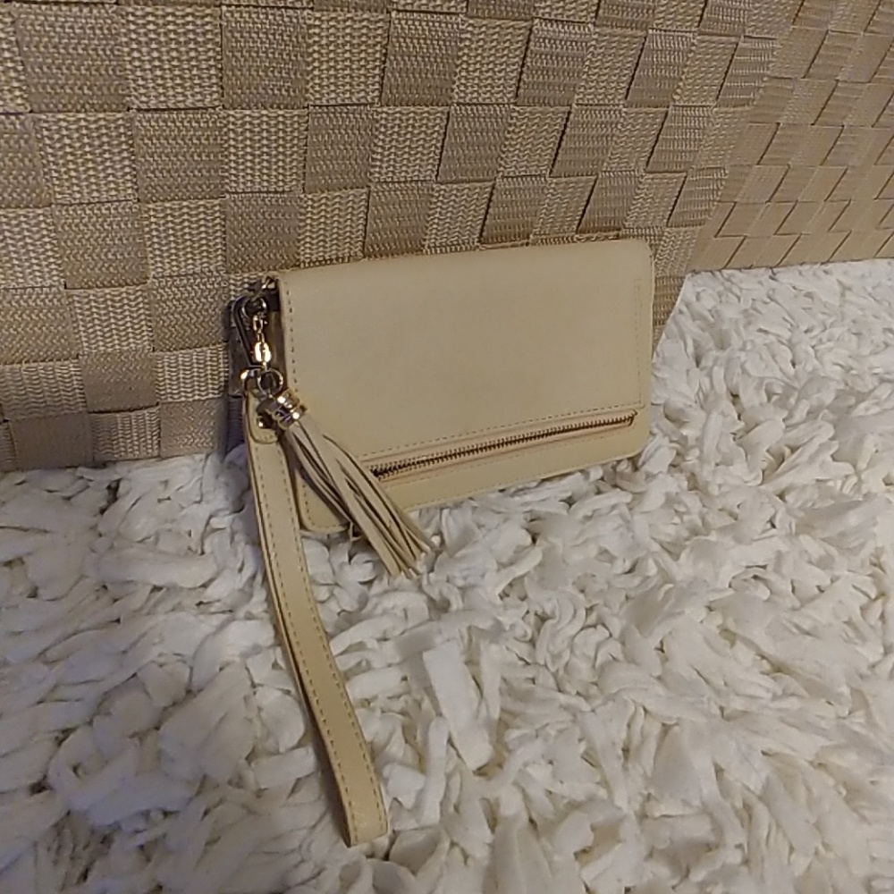 Wallet that can hold a phone